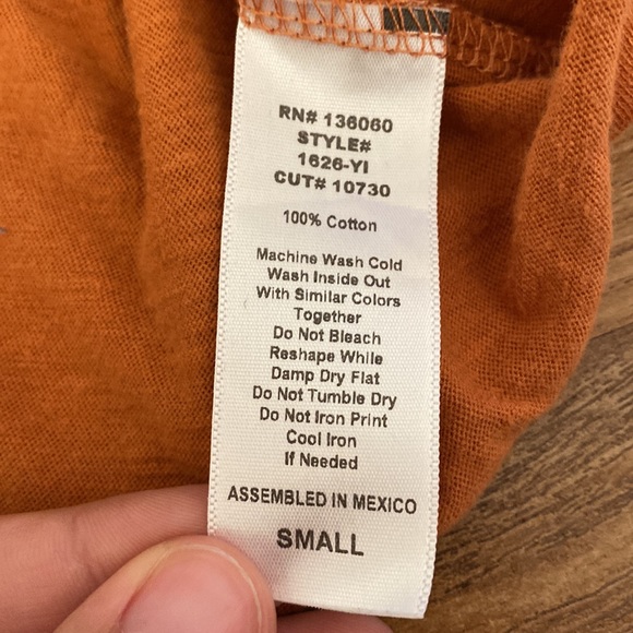 5/$20 💥 DRE922 orange cropped t/shirt with a pocket in the front size small - Picture 4 of 4